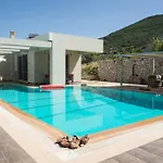 Modern Luxury With Pool, Just 5min To Sea Villa Kalamata