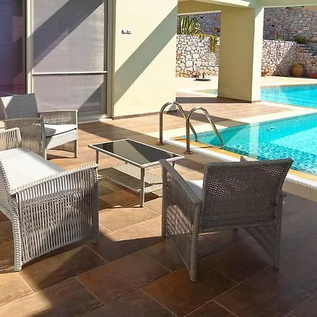 Modern Luxury With Pool, Just 5min To Sea * 칼라마타