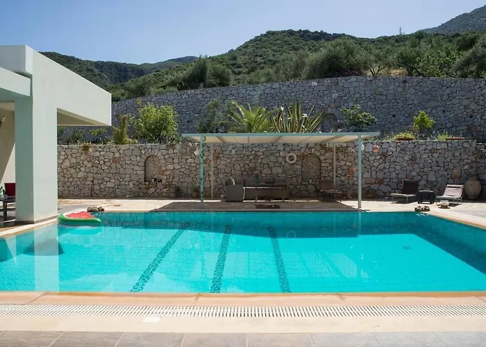 Βίλα Modern Luxury With Pool, Just 5min To Sea Καλαμάτα