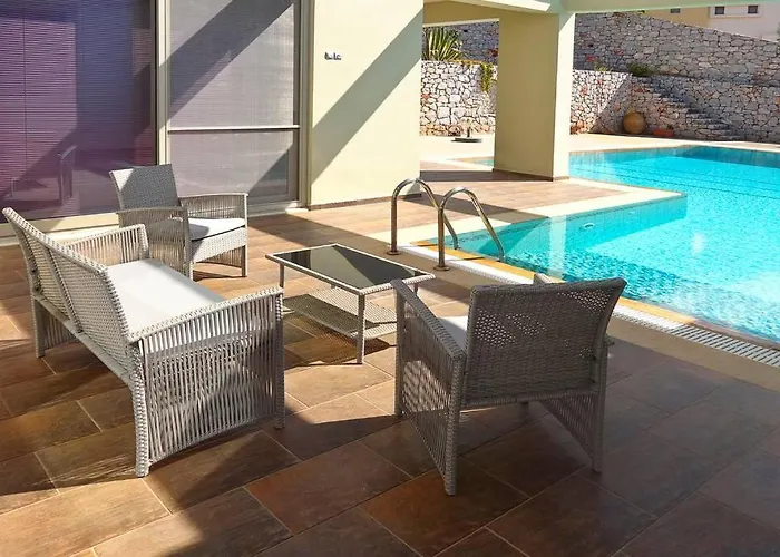 Modern Luxury With Pool, Just 5min To Sea * 칼라마타