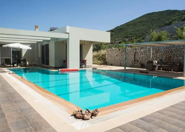 Modern Luxury With Pool, Just 5min To Sea 빌라 칼라마타